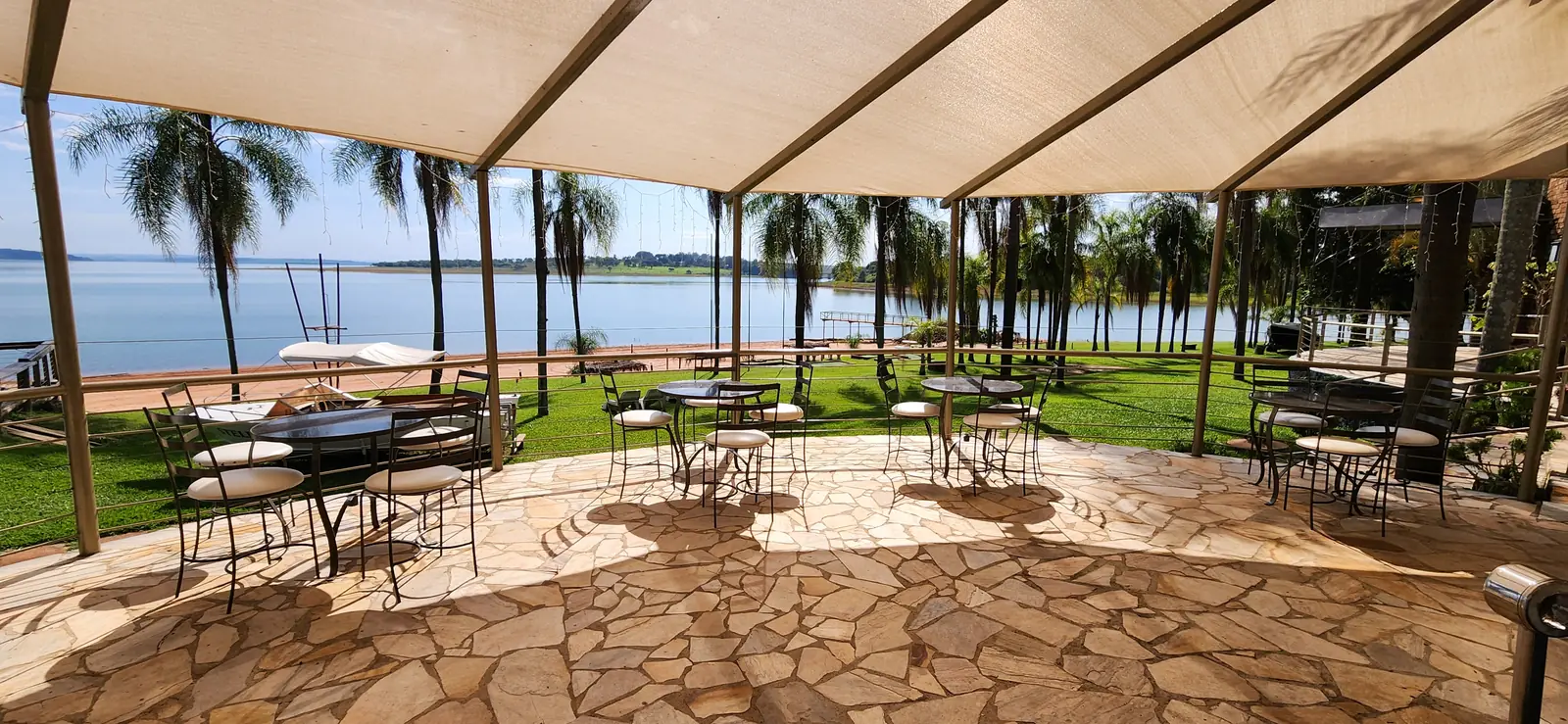Deck do hotel com vista para o lago